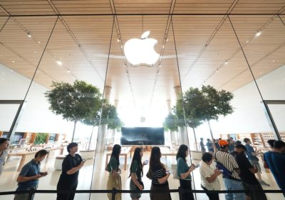 iPhone 17 ถึงมือแล้ว! ลูกค้าแห่รับเครื่องวันแรกคิวแน่น Apple Store ICONSIAM
