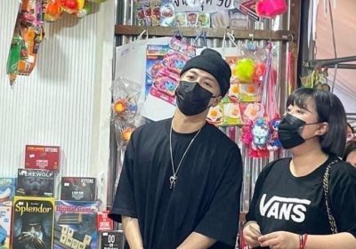 แจ็คสัน หวัง โผล่เซอร์ไพรส์ ลุยฝนเที่ยวตลาดดิวัน รัชดา ทำเอาอากาเซ่ กรี๊ดถ่ายรูปเซลฟี่