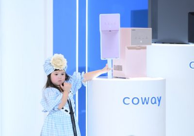 น่ารักเกินต้าน! โคเวย์ดึง ‘แม่ชม’ และ ‘น้องแอบิเกล’ ส่งต่อสุขภาพดี นั่งแท่นแบรนด์พรีเซนเตอร์คนใหม่ ในงาน “COWAY Celebrate ที่สุดของแบรนด์ Subscription”