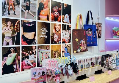 “วาโก้” ทลายกรอบแบรนด์ชุดชั้นใน แตกไลน์ธุรกิจ-สินค้า ประเดิม Wacoal Yaowarat Space ช็อปโมเดลใหม่ แห่งแรกของโลก เจาะกลุ่มลูกค้าไทย-เทศ เนรมิตตึกเก่าใจกลางเยาวราช ให้เป็นช็อปชุดชั้นในและคาเฟ่ ตกแต่งผสมผสานสไตล์โมเดิร์นโทนชมพู เอกลักษณ์ของวาโก้