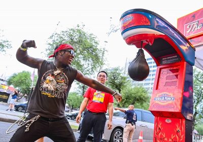 ซอสพริกศรีราชาพานิช x เวทีมวยราชดำเนิน ปล่อยความเผ็ดร้อนทะลุจอ Immersive Branding ย้ำต้นตำรับซอสศรีราชารายแรก 90 ปี แบรนด์ไทยแท้100% มัดใจนักท่องเที่ยวทั่วทุกมุมโลก