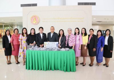 ปลัด พม. รับรางวัล “กินรีทอง” มหาชน ครั้งที่ 10″ สาขาผู้ส่งเสริมและสร้างโอกาสแก่สังคมตัวอย่าง พร้อมรับมอบไม้เท้าขาว จำนวน 100 อัน ก่อนส่งต่อให้คนพิการ