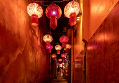 Awakening Bangkok 2025 กลับมาอีกครั้ง ภายใต้แนวคิด “LOVEVERCITY” ส่องแสงความรักทั่วพระนคร 12–22 ธ.ค.68เทศกาลแสงไฟและศิลปะดิจิทัล “Awakening Bangkok 2025” กลับมาส่องแสงแห่งแรงบันดาลใจและความคิดสร้างสรรค์อีกครั้งอย่างยิ่งใหญ่ เป็นครั้งที่ 8 และเป็นครั้งที่ 3 ในย่านพระนคร ภายใต้ธีม “LOVEVERCITY” ถ่ายทอดแนวคิด “เมืองคือจุดเริ่มต้นของความรักในหลากหลายมิติ” ผ่านผลงานศิลปกรรมไฟและดิจิทัล 27 ชิ้นงาน ที่จะสว่างไสวทั่วทั้งเขตพระนคร พื้นที่ประวัติศาสตร์ใจกลางกรุงเทพฯ ระหว่างวันที่ 12–21 ธันวาคม 2568  “Awakening Bangkok 2025” จัดโดย “Friday” แบรนด์ไลฟ์สไตล์ที่มุ่งสร้างสีสันความสนุกและพลังงานใหม่ ๆ ให้กับกรุงเทพฯ ด้วยการสนับสนุนจาก Mitsubishi Electric, SangSom และ หอมปรุงบายใบห่อ ร่วมด้วย การท่องเที่ยวแห่งประเทศไทย, สำนักงานส่งเสริมการจัดประชุมและนิทรรศการ (องค์การมหาชน), กรุงเทพมหานคร, ดิ โอลด์ สยาม พลาซ่า, ยอดพิมานริเวอร์วอล์ค, ตลาดยอดพิมาน และ AMA Hostel โดยนับเป็นเทศกาลเทศกาลแสงไฟและศิลปะดิจิทัลครั้งที่สองของปีที่จัดขึ้นในกรุงเทพฯ สานต่อความสำเร็จของ Awakening Song Wat 2025 ที่จัดขึ้นเมื่อช่วงกลางปีที่ผ่านมา ภายใต้ความตั้งใจที่จะมุ่งเน้นบทบาทของเทศกาลแสงสีในการกระตุ้นเศรษฐกิจกลางคืน (Night-time Economy) ให้เติบโตอย่างสร้างสรรค์ และดึงดูดผู้คน เพื่อปลุกย่านเมืองเก่าให้กลับมามีชีวิตชีวายิ่งกว่าเดิม  พงศ์สิริ เหตระกูล ผู้อำนวยการเทศกาล Awakening Bangkok กล่าวว่า “ปีนี้เราต้องการให้ Awakening Bangkok 2025 เล่าเรื่องที่ทุกคนสัมผัสได้จริงผ่านธีม LOVEVERCITY ที่ถ่ายทอดความรักในหลากหลายรูปแบบ ทั้งความรักโรแมนติก ความรักของเพื่อน ความรักของครอบครัว ความรักในเมือง และการถูกรัก โดยสื่อว่าความรักเกิดขึ้นได้ทุกหนแห่งของเมือง และเป็นพลังที่เชื่อมโยงผู้คนเข้าหากัน โดยบอกเล่าผ่านผลงานศิลปกรรมไฟและดิจิทัลรวม 27 ชิ้นงาน ที่จะช่วยให้ผู้ชมได้ค้นพบมุมมองใหม่ ๆ ของกรุงเทพฯ ในฐานะเมืองที่มีชีวิต มีความทรงจำ และมีความรักอยู่ ซึ่งเหมือนเช่นทุกครั้งที่ผ่านมา เราหวังว่า Awakening Bangkok 2025 จะดึงดูดให้ทั้งคนไทยและนักท่องเที่ยวออกมาสัมผัสพระนครในเวลาค่ำคืนมากยิ่งขึ้น และทำให้ย่านเมืองเก่ากลับมาคึกคักกว่าเดิม”  พื้นที่จัดงาน Awakening Bangkok 2025 ครอบคลุม 4 โซนหลัก ทั้งพื้นที่เดิมและพื้นที่ใหม่ ได้แก่ 2 พื้นที่เดิม คือ “ย่านปากคลองตลาด” ซึ่งมี ปากคลองตลาด, ตลาดยอดพิมาน, ยอดพิมานริเวอร์วอล์ค และท่าเรือราชินี เป็นแลนด์มาร์คสำคัญ และ “ย่านสามยอด” จัดแสดงศิลปกรรมไฟและดิจิทัลในสวนรมณีนาถ และ 2 พื้นที่ใหม่ในปีนี้ ได้แก่ “ย่านสะพานพุทธ” มีพิกัดหลักคือ ไปรษณียาคารและสวนพระปกเกล้า และ “ย่านวังบูรพา” มี ดิ โอลด์ สยาม พลาซ่า, คลองโอ่งอ่าง, โรงภาพยนตร์ควีนส์ และหอมปรุงคาเฟ่ บาย ใบห่อ เป็นพื้นที่จัดแสดงหลัก ซึ่งแต่ละจุดนับเป็นพิกัดสำคัญในย่านพระนคร อันเป็นพื้นที่ที่เปี่ยมด้วยประวัติศาสตร์และความทรงจำของกรุงเทพมหานคร  นายศานนท์ หวังสร้างบุญ รองผู้ว่าราชการกรุงเทพมหานคร เผยว่า “ตลอด 7 ปีที่ผ่านมา Awakening Bangkok ได้พิสูจน์ให้เห็นถึงพลังของศิลปะแสงสีในการสร้างการรับรู้ใหม่ ๆ ให้กับเมือง และช่วยกระตุ้นเศรษฐกิจและการท่องเที่ยวของกรุงเทพฯ โดยเฉพาะในย่านพระนครมาอย่างต่อเนื่อง งานนี้ทำให้ผู้คนกลับมาเดิน ย้อนกลับมามอง และค้นพบคุณค่าของพื้นที่เก่าในแบบที่แตกต่างไป และผมเชื่อว่า Awakening Bangkok 2025 จะยังคงต่อยอดความสำเร็จนี้ พร้อมสนับสนุนให้กรุงเทพฯ เป็นจุดหมายปลายทางด้านการท่องเที่ยวช่วงปลายปีอย่างแท้จริง”  นอกจากนี้ นายสหรัฐ โพธิโต รองผู้อำนวยการ การท่องเที่ยวแห่งประเทศไทย (ททท.) สำนักงานกรุงเทพฯ ยังเสริมว่า “Awakening Bangkok เป็นหนึ่งในเทศกาลที่ช่วยขยายภาพลักษณ์ของกรุงเทพฯ ในฐานะเมืองสร้างสรรค์ที่เต็มไปด้วยพลังและความร่วมสมัย การจัดงานในย่านประวัติศาสตร์อย่างพระนคร ยังช่วยดึงดูดนักท่องเที่ยวให้ใช้เวลาและใช้จ่ายในพื้นที่มากขึ้น เป็นการกระจายรายได้ทางการท่องเที่ยวและเป็นประโยชน์ต่อเศรษฐกิจโดยรวมของประเทศ ททท. จึงมุ่งหวังให้เทศกาลนี้เป็นอีกแรงขับเคลื่อนที่จะยกระดับกรุงเทพฯ ให้โดดเด่นบนเวทีโลกและเป็นเมืองท่องเที่ยวที่ไม่เคยหลับใหลอย่างแท้จริง”  ด้าน ดร.ศุภวรรณ ตีระรัตน์ ผู้อำนวยการสำนักงานส่งเสริมการจัดประชุมและนิทรรศการ (องค์การมหาชน) หรือ ทีเส็บ กล่าวว่า “งาน Awakening Bangkok 2025 ภายใต้แนวคิด LOVEVERCITY เป็นงานที่ผสมผสานศิลปะและแสงสีเข้ากับแก่นแท้ของความหลากหลาย ถือเป็นเวทีสำคัญที่สะท้อนการโอบรับ ความเสมอภาค และการอยู่ร่วมกันอย่างครอบคลุม (DEI) ได้อย่างชัดเจน ซึ่งสอดคล้องกับเจตนารมณ์ของ สสปน. ในการผลักดันการจัดงานที่ส่งเสริมค่านิยมด้านความเท่าเทียม และยังเป็นการนำต้นทุนทางวัฒนธรรมและประวัติศาสตร์ของย่านมาสร้างมูลค่าทางเศรษฐกิจ ยกระดับพื้นที่จัดงานให้เป็นย่านเศรษฐกิจสร้างสรรค์ที่มีชีวิต เป็นแม่เหล็กดึงดูดผู้คน ส่งผลให้เกิดการใช้จ่ายและการท่องเที่ยวที่เอื้อต่อผู้ประกอบการในพื้นที่ ซึ่งเป็นการขับเคลื่อนเศรษฐกิจเชิงสร้างสรรค์ตามนโยบายของรัฐบาล Awakening Bangkok 2025 จึงเป็นมากกว่าเทศกาลแสงสี แต่เป็นกลไกในการผลักดันอุตสาหกรรมไมซ์ไทยสู่การเป็นศูนย์กลางของ Festival Economy ที่เน้นความหลากหลาย การสร้างสรรค์ และการโอบรับอย่างแท้จริง ตอกย้ำประเทศไทยในฐานะ ‘จุดหมายปลายทางแห่งเทศกาลระดับโลก’ ที่เต็มไปด้วยโอกาสและความเข้าใจในความแตกต่างของผู้คน”  สำหรับภาคเอกชนผู้สนับสนุนการจัดงาน Mitsubishi Electric Group เป็นตัวแทนถ่ายทอดมุมมองในการร่วมสนับสนุนให้เทศกาลแสงไฟและศิลปะดิจิทัลประจำปีของกรุงเทพฯ ครั้งนี้เกิดขึ้นว่า “Awakening Bangkok 2025 ภายใต้แนวคิด LOVEVERCITY ไม่เพียงจะส่องแสงแห่งความรักให้สว่างทั่วทั้งพระนคร แต่ยังจะจุดประกายแรงบันดาลใจให้กับผู้ชมทุกคน และฉายแสงให้ย่านเมืองเก่ากลับมามีชีวิตชีวามากกว่าเดิม และเพื่อร่วมเป็นส่วนหนึ่งในการฉายแสงให้กับย่านพระนคร Mitsubishi Electric ได้ร่วมจัดแสดงผลงาน ‘Betterverse: โลกที่ดีกว่า…เริ่มต้นที่นี่’ ซึ่งผสานศิลปะ วิทยาศาสตร์ และเทคโนโลยีเข้าด้วยกัน เพื่อส่งต่อมุมมองที่ว่า ‘ที่ใดมีความต้องการจะเปลี่ยนแปลง ที่นั่นย่อมมีโลกที่ดีกว่ารออยู่’ สนับสนุนให้คนรุ่นใหม่กล้าที่จะสร้างการเปลี่ยนแปลงด้วยพลังสร้างสรรค์ เหมือนกับที่เรามุ่งมั่นพัฒนานวัตกรรมเพื่อสร้างคุณค่าที่ดียิ่งขึ้นให้กับสังคมในอนาคต”  ด้านแบรนด์ แสงโสม กล่าวว่า “แสงโสม (SangSom) อาจเป็นที่รู้จักกันในฐานะแบรนด์สุราไทยที่ได้รับความนิยมมายาวนาน ทว่า หากมองลึกลงไปถึงแก่นแท้ของแบรนด์ จะพบความมุ่งมั่นอันแน่วแน่ที่ต้องการทำให้ “ศิลปะ” เป็นสิ่งที่ทุกคนสามารถเข้าถึงได้ ความมุ่งมั่นนี้มีรากฐานมาจากจุดเริ่มต้นของแสงโสม ซึ่งตั้งอยู่บนความเชื่อที่ว่า คนไทยมีศักยภาพที่โดดเด่น มีความคิดสร้างสรรค์ และมีฝีมือในงานศิลปะและงานอาร์ตอย่างแท้จริง แต่บ่อยครั้งกลับไม่ได้รับการสนับสนุนหรือความสนใจอย่างที่ควรจะเป็น ด้วยเหตุนี้ แสงโสมจึงตัดสินใจก้าวเข้ามายืนหยัดและให้การสนับสนุนในด้านนี้อย่างจริงจัง เพราะเชื่อมั่นว่า คนไทยตั้งใจทำอะไร ไม่แพ้ชาติใดในโลก”  เทศกาลแสงไฟและศิลปะดิจิทัลแห่งกรุงเทพมหานคร “Awakening Bangkok 2025” เปิดให้เข้าชมฟรี! มาร่วมสัมผัสแสงสี เติมแรงบันดาลใจ และจุดประกายความคิดสร้างสรรค์ไปกับแสงไฟและศิลปะดิจิทัล ที่จะเปลี่ยนย่านเก่าให้เต็มไปด้วยชีวิตชีวา ระหว่างวันที่ 12 – 21 ธันวาคมนี้ ตั้งแต่เวลา 18:00 น. – 23:00 น. ใน 4 พื้นที่หลัก ปากคลองตลาด, สะพานพุทธ, วังบูรพา และสามยอด สามารถเดินทางได้สะดวกด้วยรถไฟฟ้าใต้ดิน MRT (สถานีสนามไชยและสถานีสามยอด) พร้อมบริการรถตุ๊ก ๆ รับส่งฟรี ดูรายละเอียดเพิ่มเติมและติดตามความเคลื่อนไหวต่าง ๆ ได้ที่ Facebook: Awakening Festivals Instagram: @AwakeningFestivals และ TikTok: @AwakeningFestivals