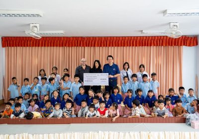 คู่สามี-ภรรยา นักการกุศล เยือนไทย มอบ 30 ทุนการศึกษาเพื่อเด็กขาดโอกาสจากมูลนิธิสันติสุข